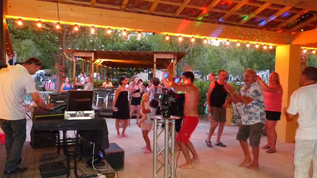 Camping La Vidaresse Hotell Sainte-Anastasie-sur-Issole Eksteriør bilde