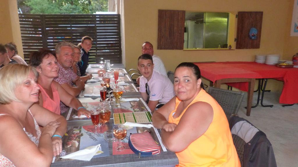 Camping La Vidaresse Hotell Sainte-Anastasie-sur-Issole Eksteriør bilde
